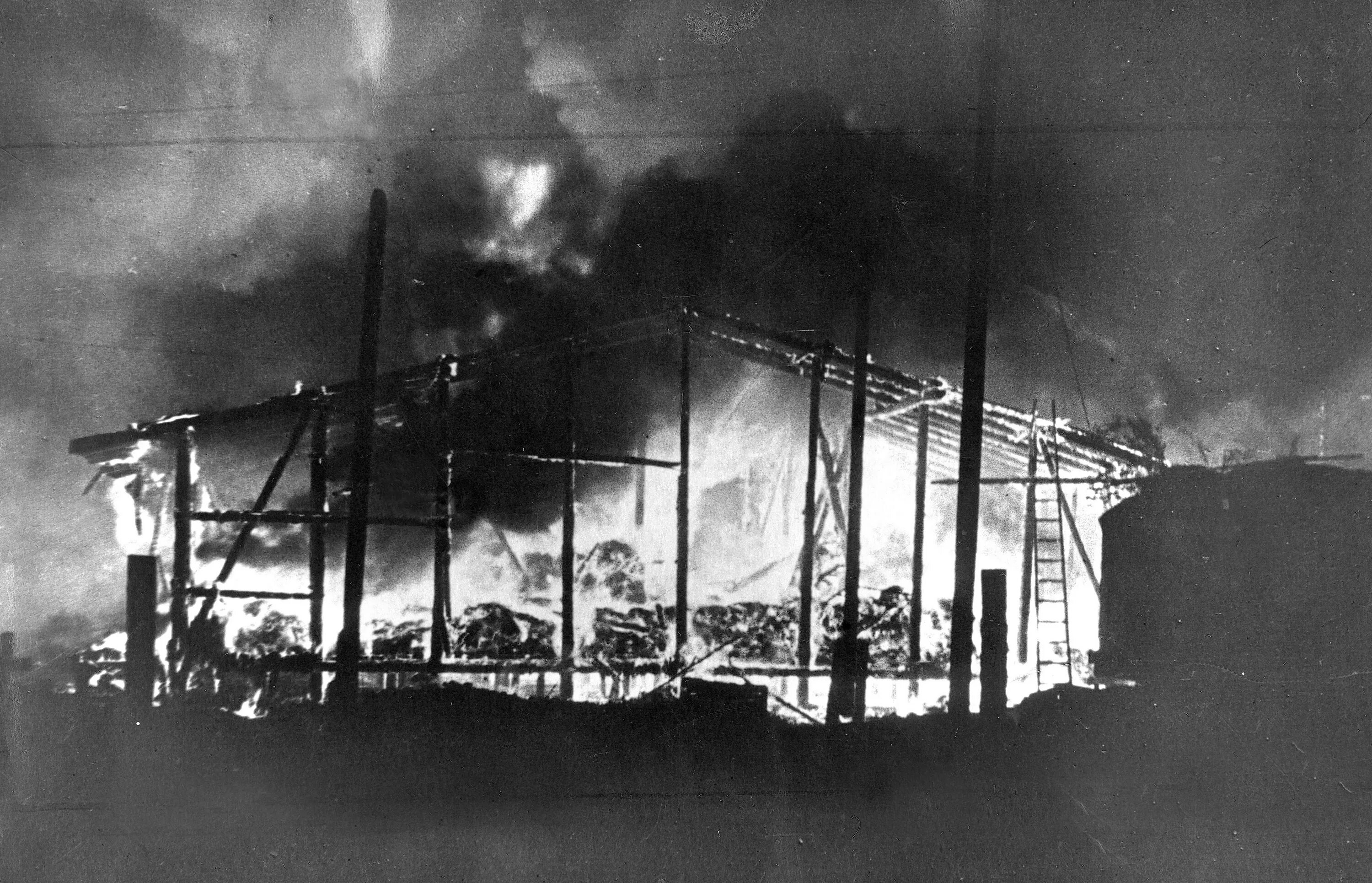 Ленинград горит. Бадаевские склады в ленинграде 1941. бадаевские склады пожар 1941. блокада ленинграда бадаевские склады. пожар на бадаевских складах 8 сентября 1941 года.