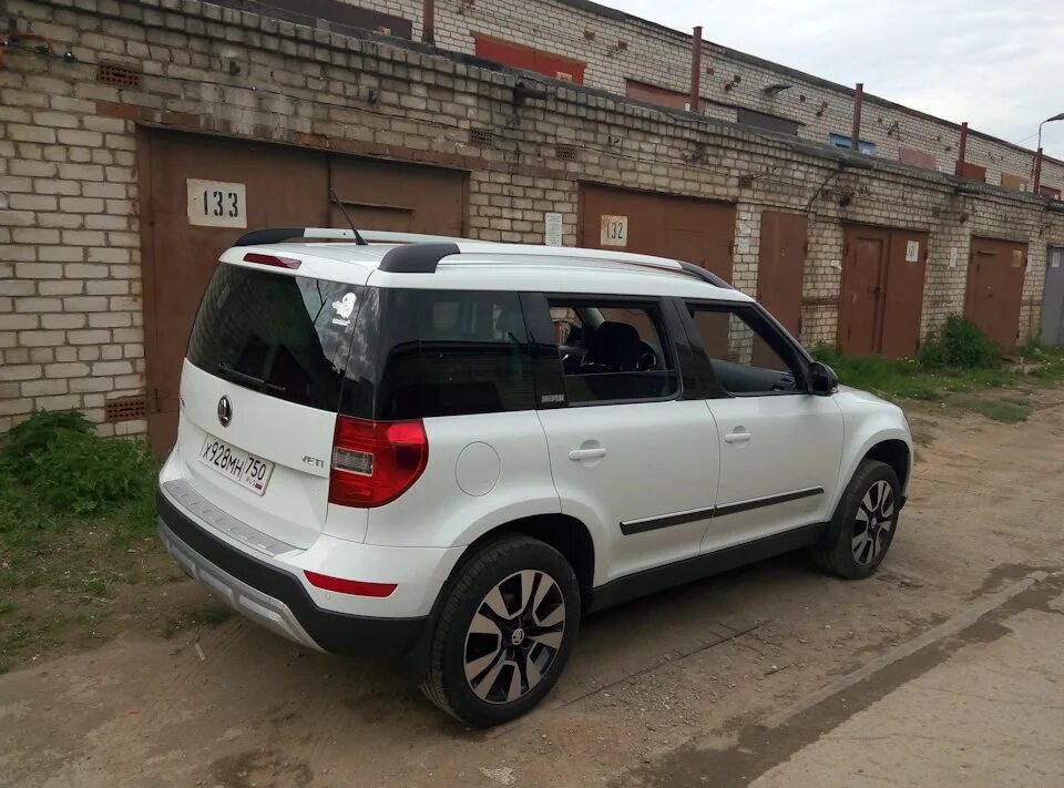 Накладка skoda yeti. Расширители колесных арок skoda yeti. Накладки на арки шкода йети. Накладки на арки шкода йети. Skoda yeti накладки на арки.