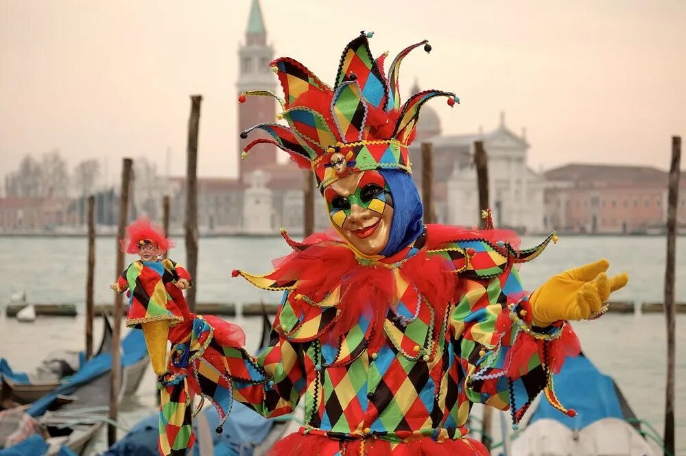 Коломбина Венеция карнавал. Венеция маски карнавал Коломбина. Аркекин Венеция карнавал. Венецианский карнавал костюм Коломбины. Карнавальный человек