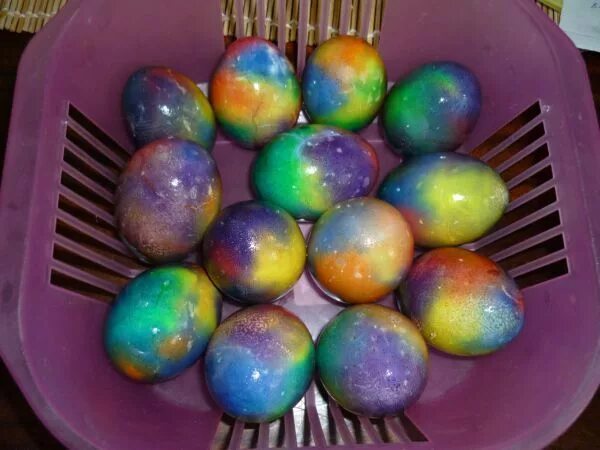 Можно красить яйца красками. Покрасить яйца. Окрашивание яиц. Окрашивание яиц пищевыми красителями. Крашеные яйца на Пасху.
