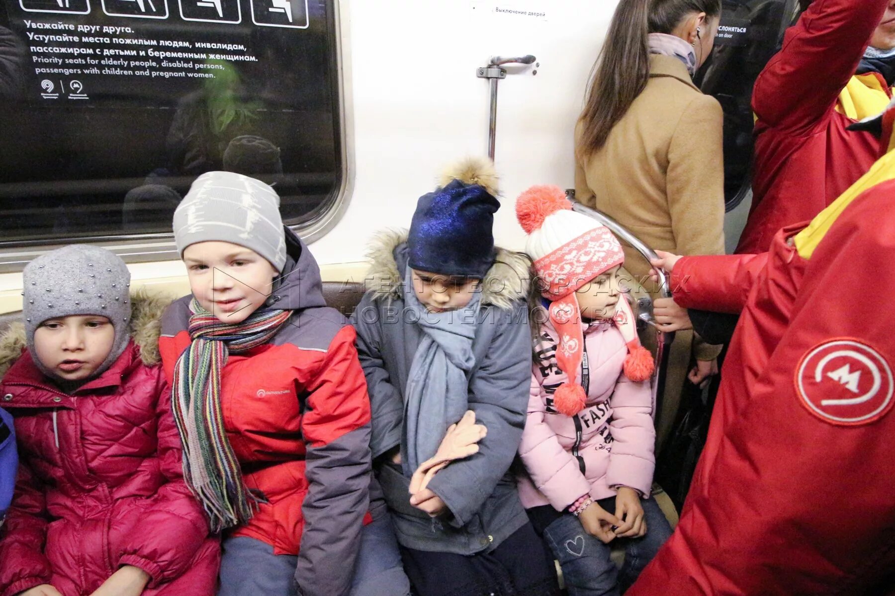 Метро для детей. Дети в метро Москва. Школьники в метро. Ребенок один в метро. Метрополитен дети