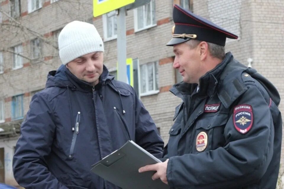 Общение с гражданами сотрудников овд. Участковый с гражданами. сотрудник полиции и граждане. общение полиция. участковый уполномоченный полиции.