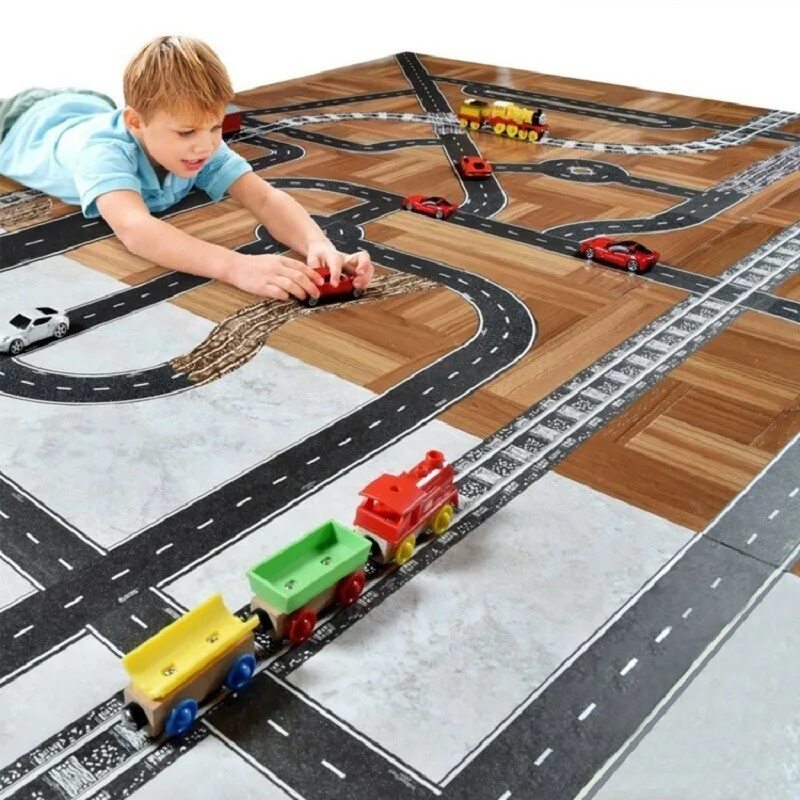 Мальчик железная дорога. Игровой скотч с дорожной разметкой умная автомобильная дорога. Детская железная дорога. Детская дорога для машинок. Игрушечная автомобильная дорога.