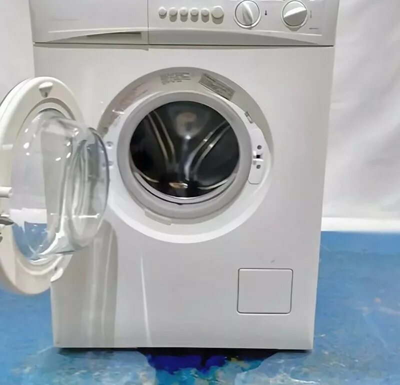 Машинка стиральная потекла вода. Стиральная машина течет. Потекла стиральная машина. Стиральная машина Tec. Протечка стиральной машины.