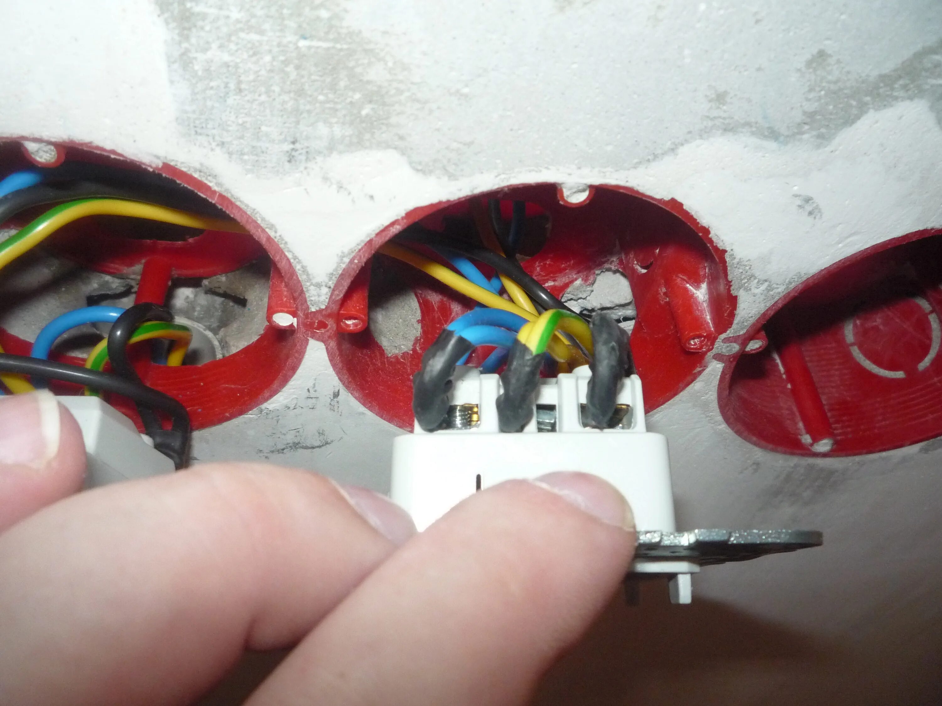 Соединение проводов в подрозетнике. Длина кабеля в розетке. Подрозетник распайка. Таблица расчета сечения кабеля открытая проводка. Длина кабеля в розетке.