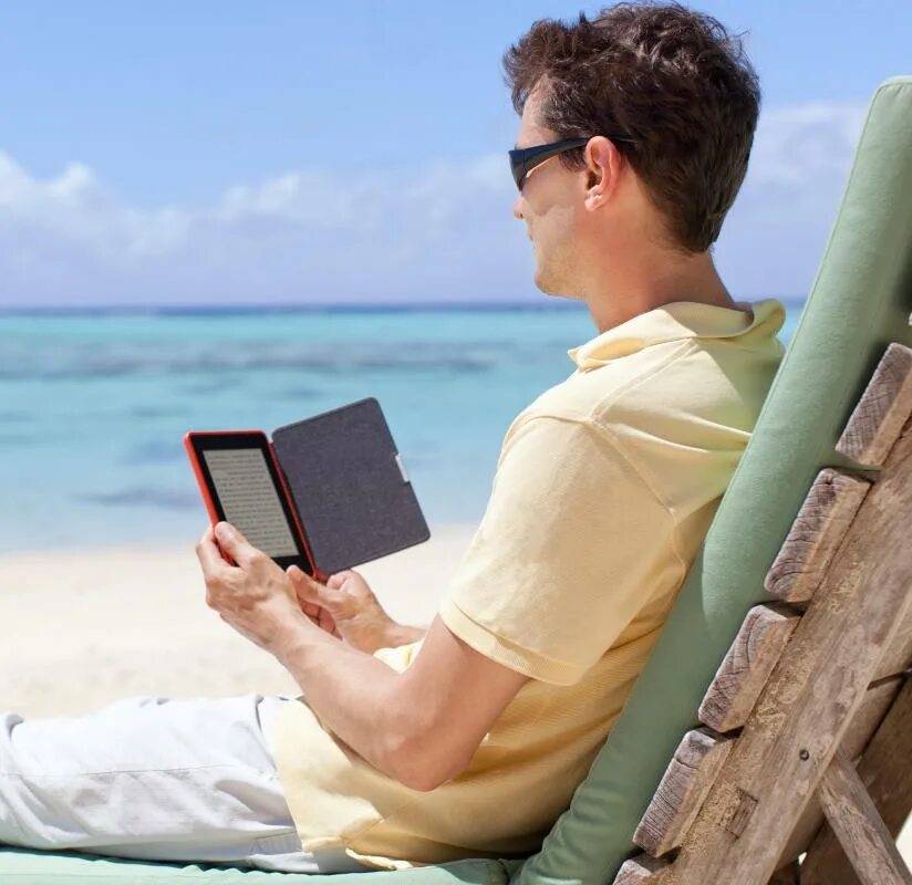 Successful reading. Чтение со смартфона. Read book планшет. Интернет читатель. Компьютер на пляже.