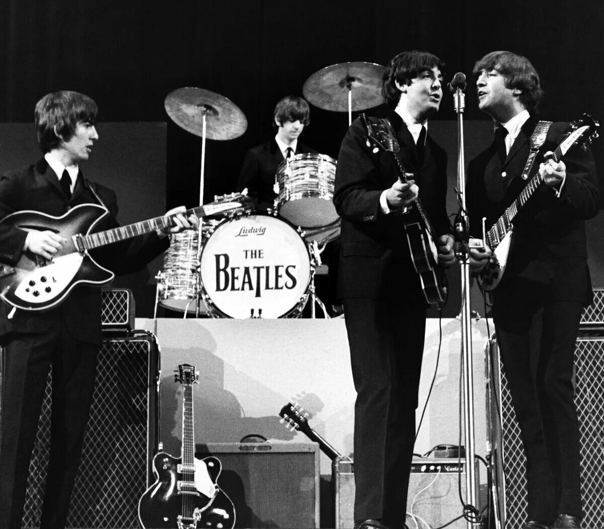 Группа битлз музыка. The Beatles 1964. Группа the Beatles 60х. The Beatles 1965 концерт. Группа Битлз 1960.