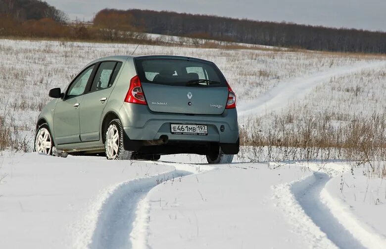 Renault sandero stepway ii 2022 зимой снег новый. Рено сандеро зимой. Сандеро степвей 1. Рено сандеро зимой. Рено логан дрифт.