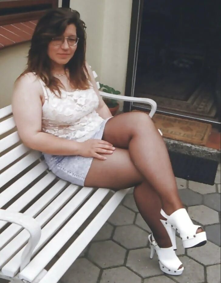 зрелые тетки в панталонах. взрослые женщины в колготках. тетки раздвинь. пожилые женщины со стройными ногами. тетки раздвинь.