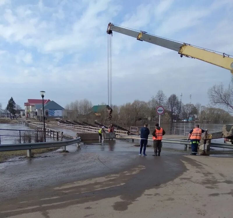 Холуй ивановская область мост. Погода на мостах ивановская область. Стройка моста в холуе. Рыбацкая деревня половодье. Мост через тезу холуй ивановская.