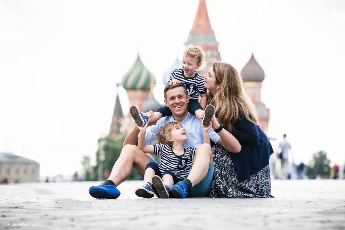 Семья на красной площади. Семьи с детьми в Москве. Фотосессия семьи. Семейная фотосессия в Москве.