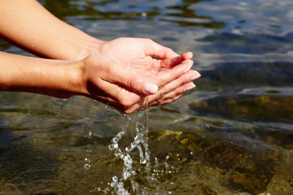 Можно ли пить из родника. Вода в ладонях. Вода в руках. Вода из родника. Вода в ладошках.