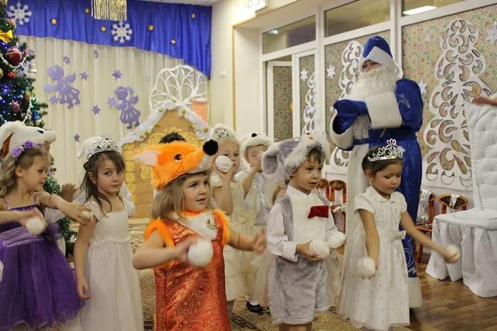 танец со снежками. танец со снежками ясли в детском саду. дети танцуют со снежками. снежки на утренник в детский. хоровод новогодний средняя группа.