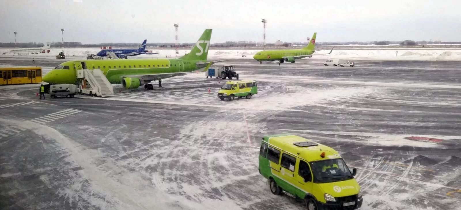 Полет на самолете хабаровск. Старый аэропорт Владивосток. Аэропорт Владивосток самолет s7 началивылёта. Аэропорт Владивосток аэропорт Хабаровск самолеты. Самолет Владивосток Хабаровск.