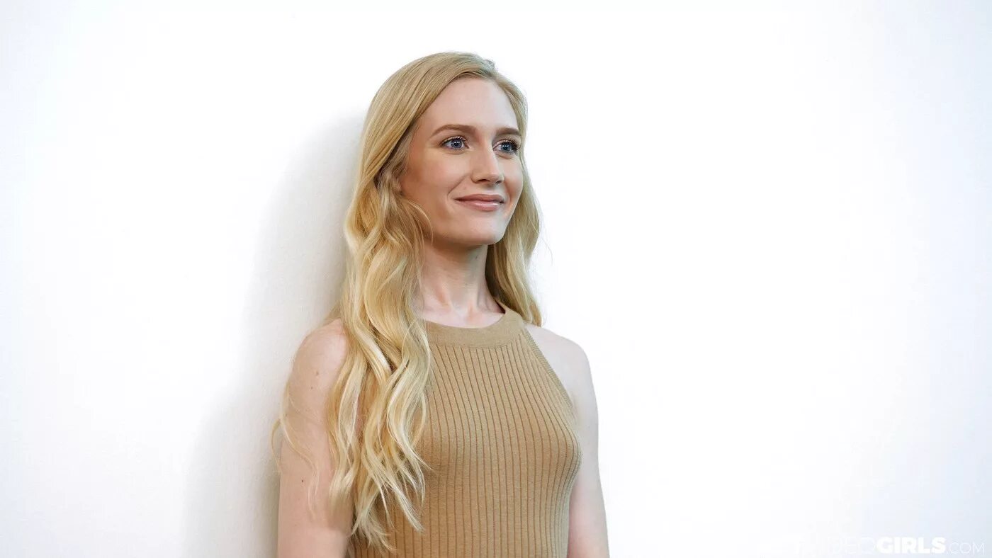 Emma is very busy during her summer. Девушка с ноутбуком возле бассейна. Emma is very busy during her summer. Emma's special saturday. She busied или she was busy.