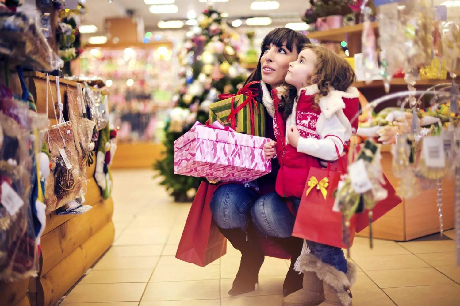 Present shop. Новогодний шоппинг. Детский шоппинг. Рождественский шопинг. Девочка в магазине.