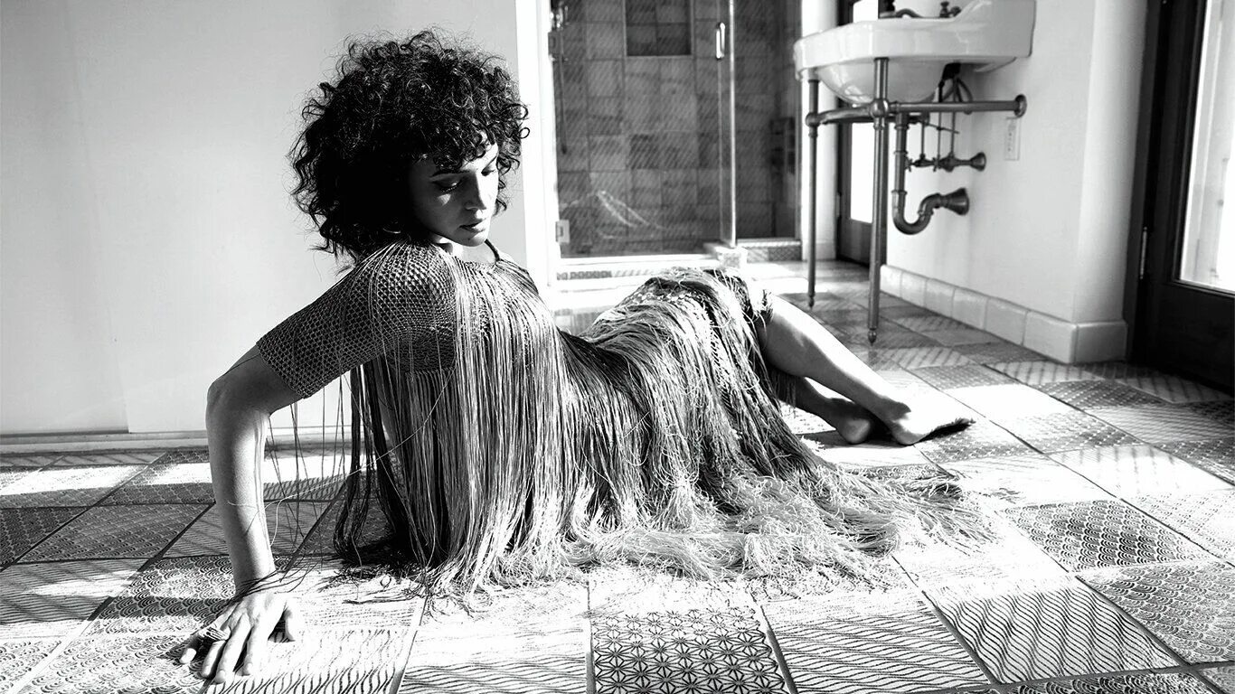 Body on the floor песня. Нора Джонс 2022. Нора Джонс 2021. Pick me up off the Floor Нора Джонс. Norah Jones 2020 `pick me up off the Floor`.