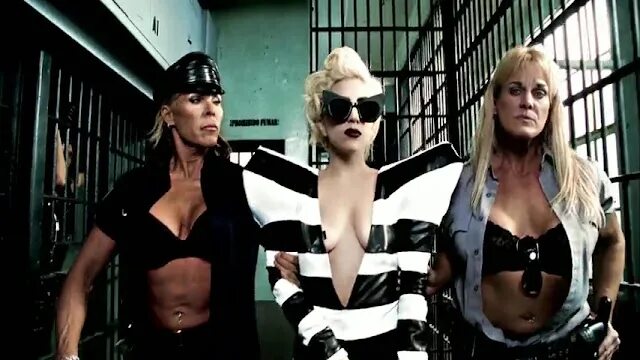 Сиськи Lady Gaga в толпе