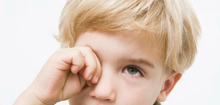 Попал песок в глаза ребенку что делать. Перенапряжение глаз у детей. Ребёнок моргает глазами. Симптомы миопии у детей.