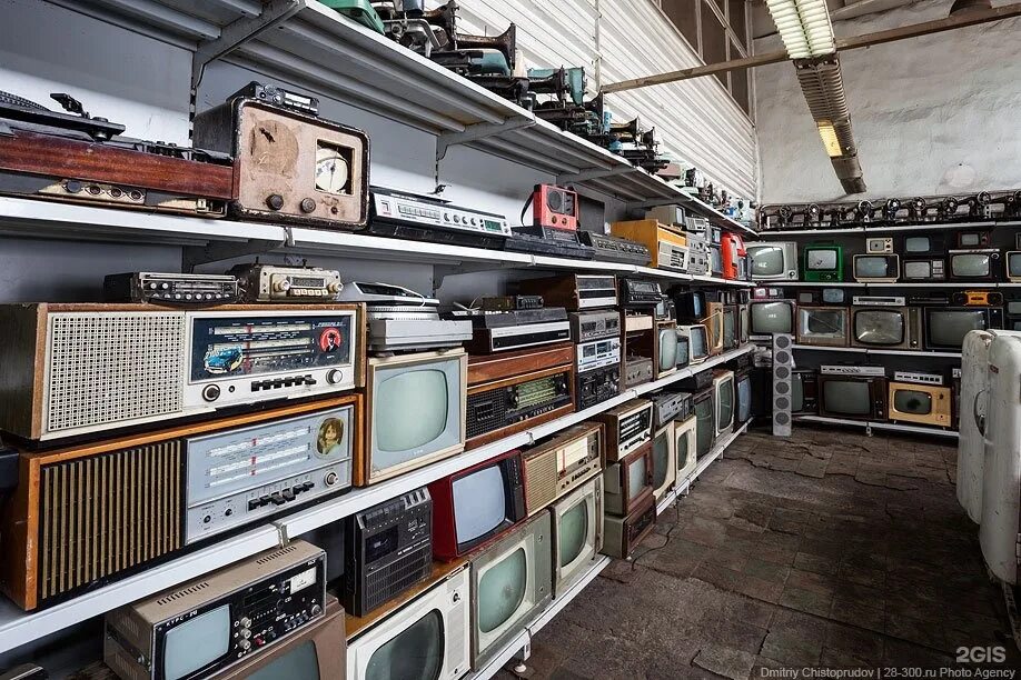 Офис ретро красноярск. Книжный магазин базунова в москве 19 век. Старинная кондитерская. Антикварная лавка. Аптека сша 20 века.