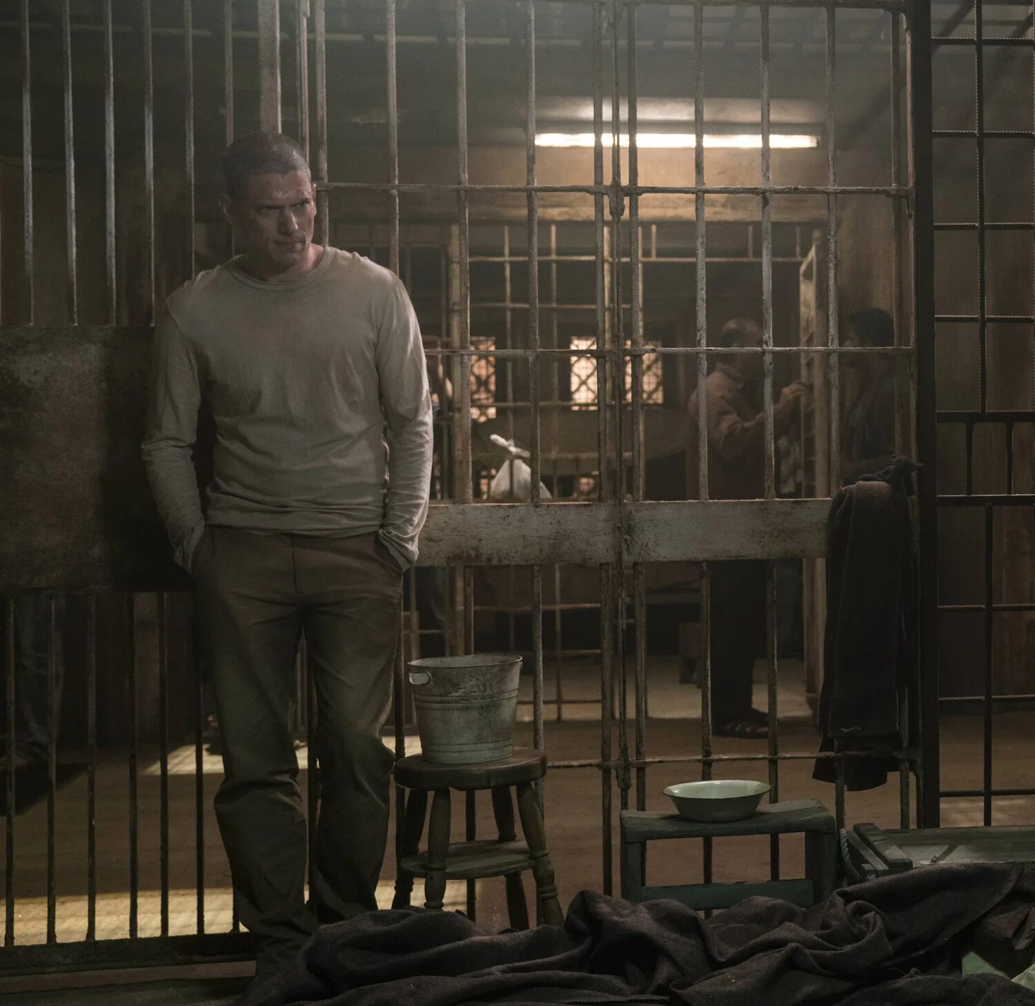 Тренировался много чтобы совершить побег. Побег из тюрьмы - break prison. побег iz tyurmi.