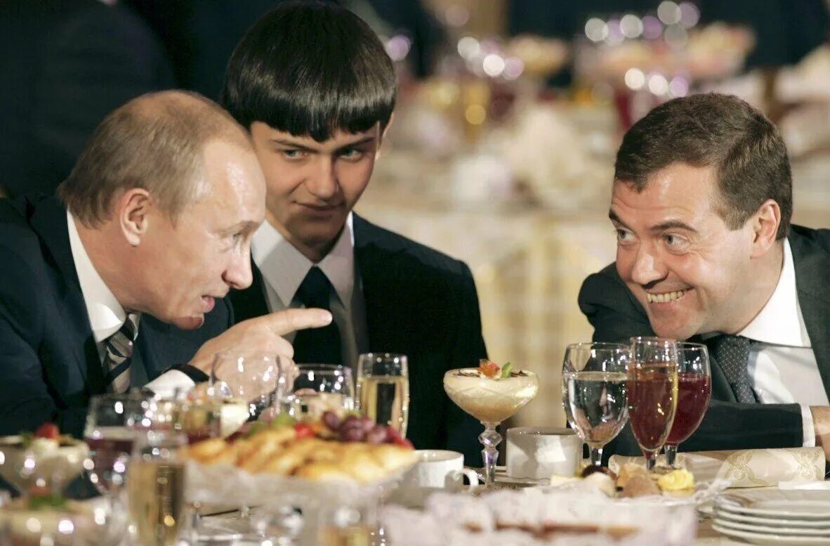 Политика есть человека. Путин застолье. Путин и Медведев за столом. Путин на банкете. Олигарх за столом.