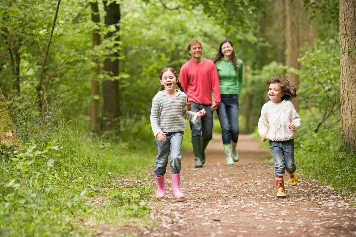 Парк свежий воздух. Прогулка в лесу. Прогулки на свежем воздухе. Семья в лесу. Прогулка на природе.