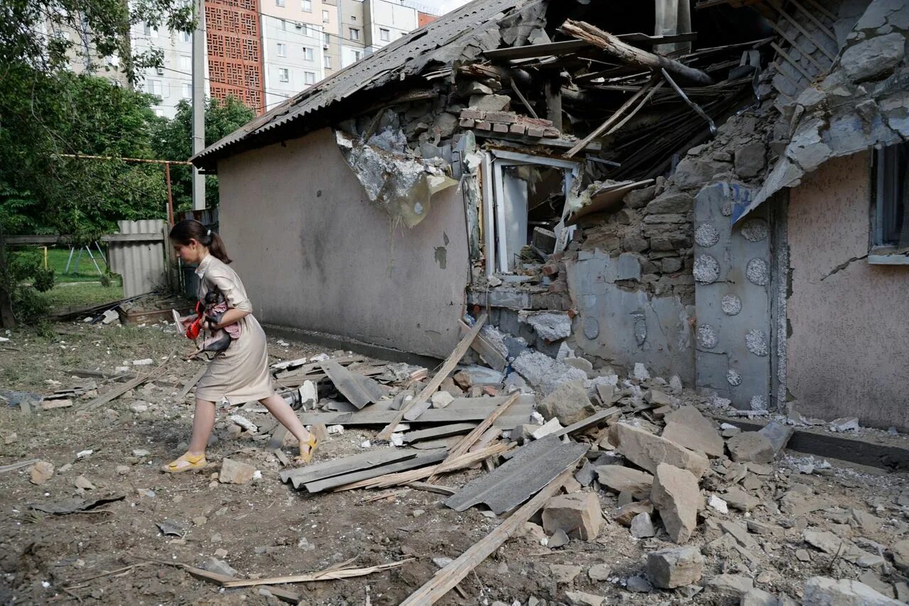 Обстрел детского сада. Разваленный дом. Разрушенные здания в Украине. Днр мирные жители