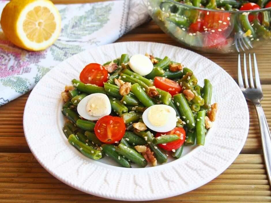 Стручковая фасоль с яйцом и чесноком. Теплый салат из стручковой фасоли. теплый салат со стручковой фасолью. тёплый салат с курицей и стручковой фасолью.