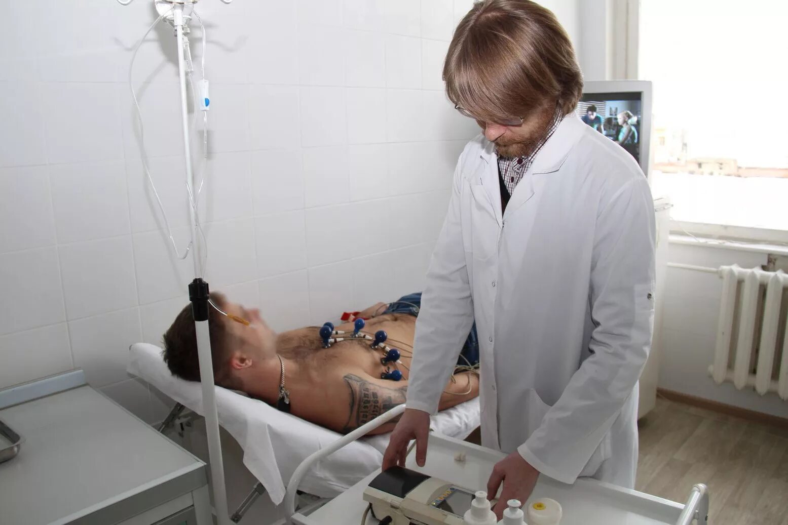 процедуры дневного стационара. врачи онкологического диспансера южно-сахалинск. проходит лечение в стационаре. врач в стационаре. реабилитация наркомании.