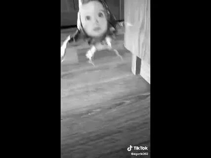 Отец ломает дочери