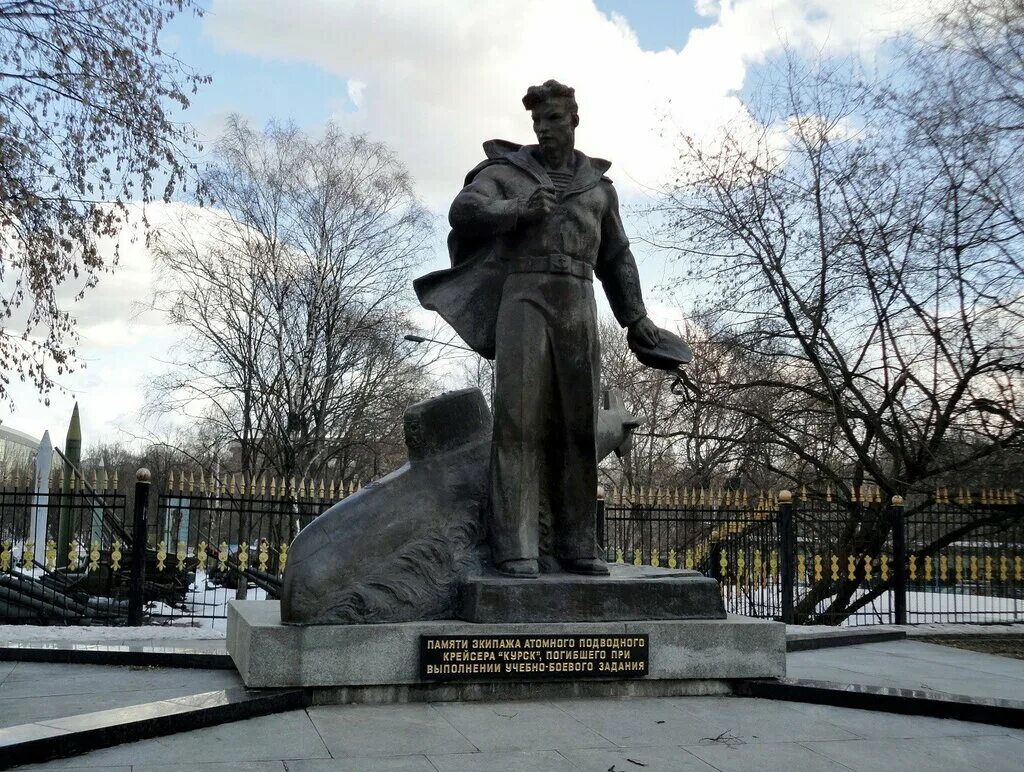 Где памятник курску. Мемориал экипажу атомного подводного крейсера «Курск». Памятники Курска. Памятник Курску в Москве. Осипов памятник Курск.