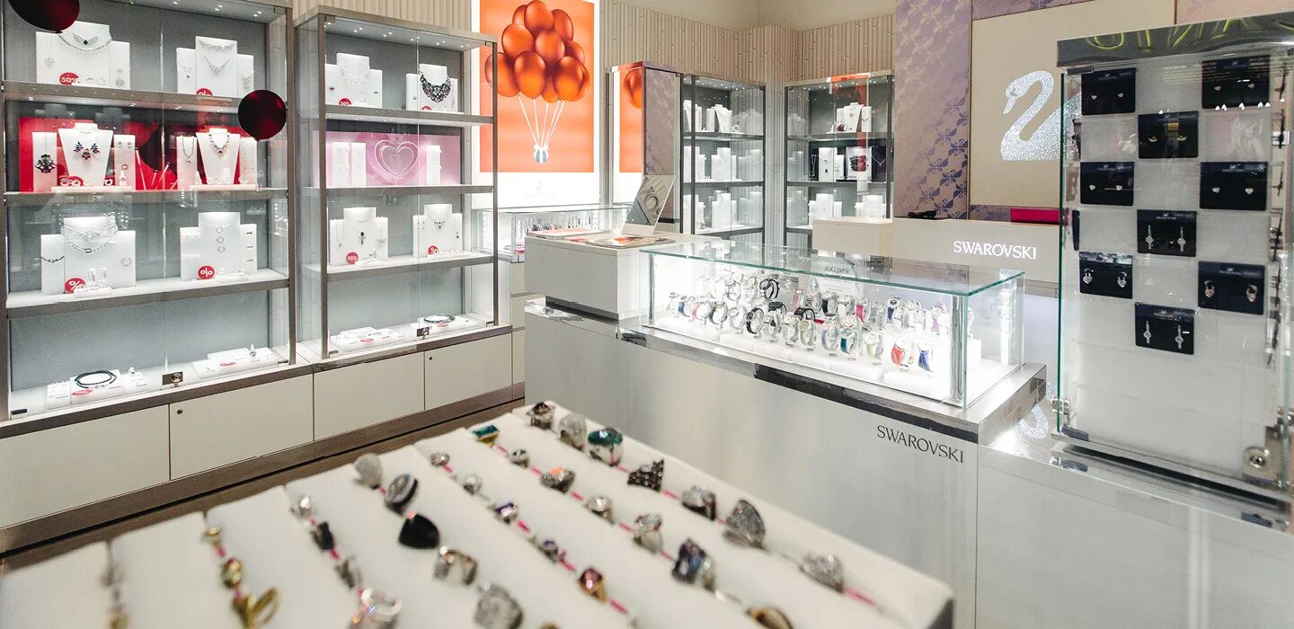 Swarovski адреса. магазин бижутерии swarovski. Swarovski магазин. Swarovski интерьер магазина. сваровски магазин спб.