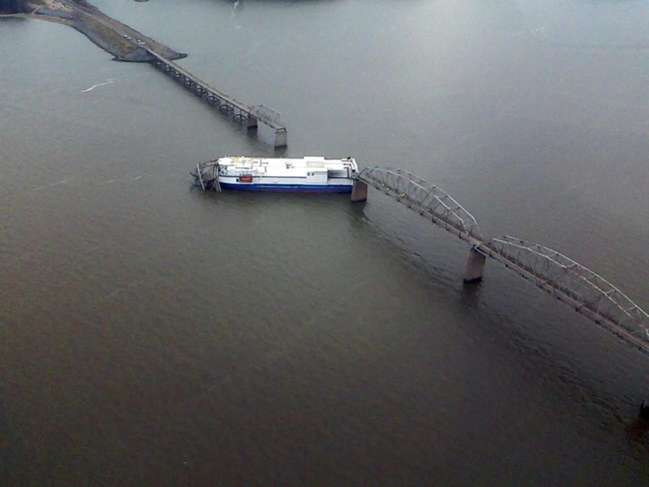 Корабль врезался в мост. Теплоход под мостом.