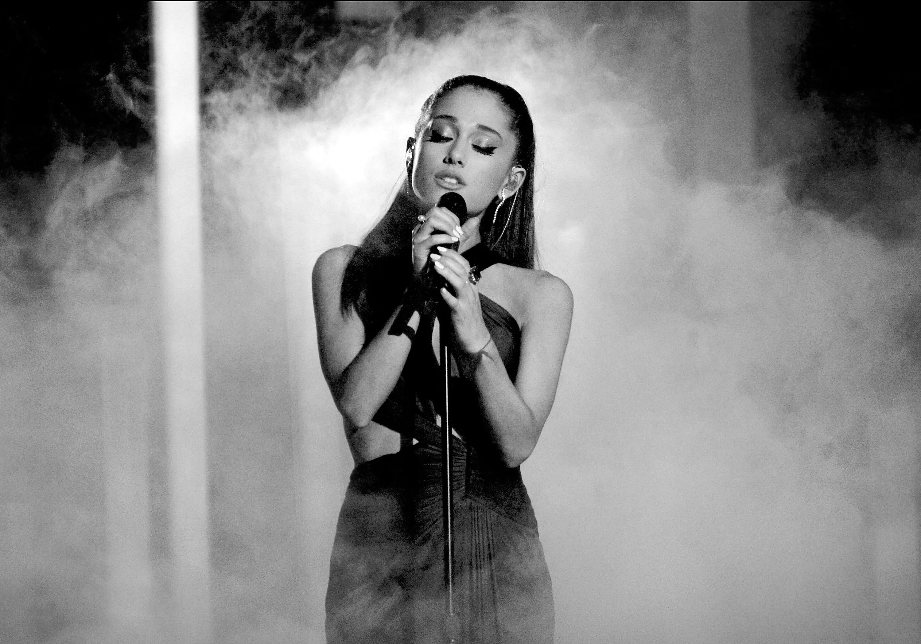 Кто исполняет песню черного. Ariana grande. Арианда Грандэ на сцене.
