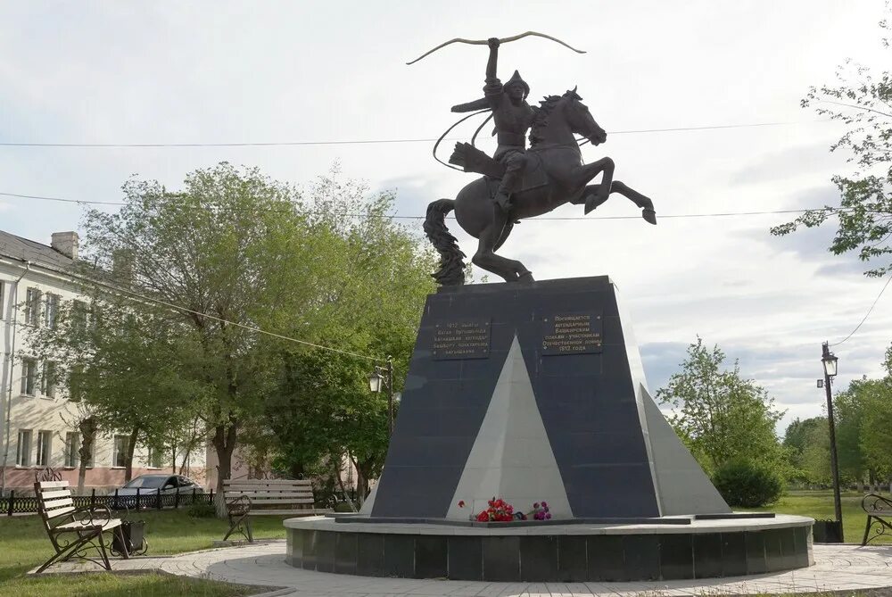 Памятник северным амурам в Сибае. Город Сибай Башкортостан. Памятник в городе Сибай Башкортостана. Сибай достопримечательности. Сибай чайковского