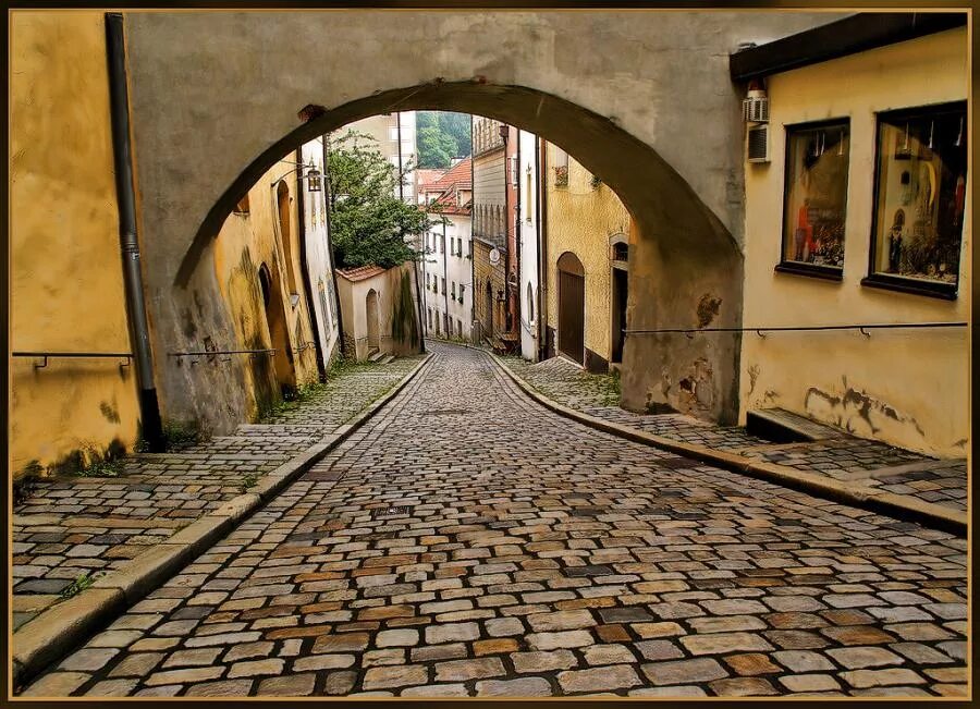 Дома по улице мостовой. Португалия мощение. Прага площадь мощеная. Средневековая брусчатка в Европе. Мощеные дороги Флоренции картина.