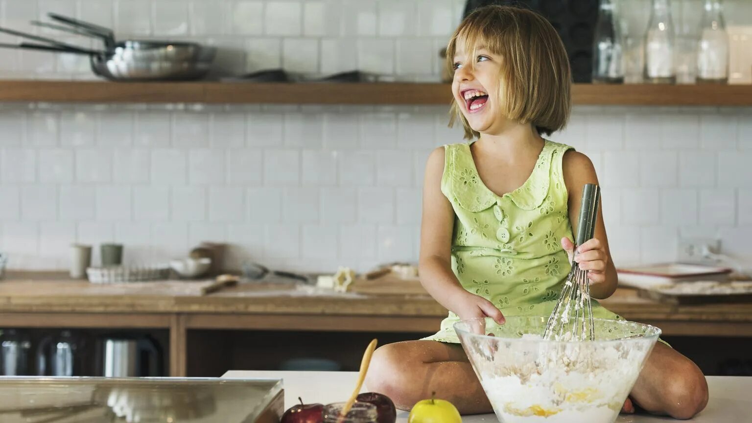 кухня для детей. кухня для детей. детские развивающие игры на кухне. мама с ребенком на кухне для детей. папа с младенцем завтрак.