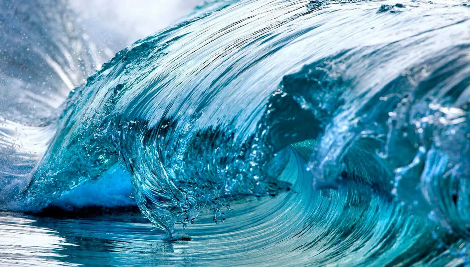 Поток воды. Волны. Стихия воды. Красивые волны. Волны на воде.