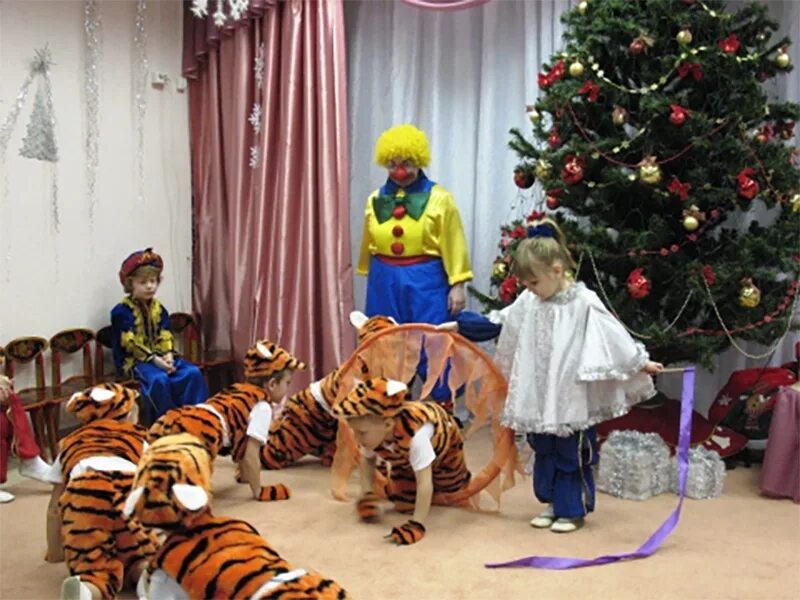 Новогодняя театрализованная программа для детей. Новогодняя сценка праздник для детей в детском. Новогодний утренник. Сценарий нового года 2025 для детей. Тигренок на утреннике.