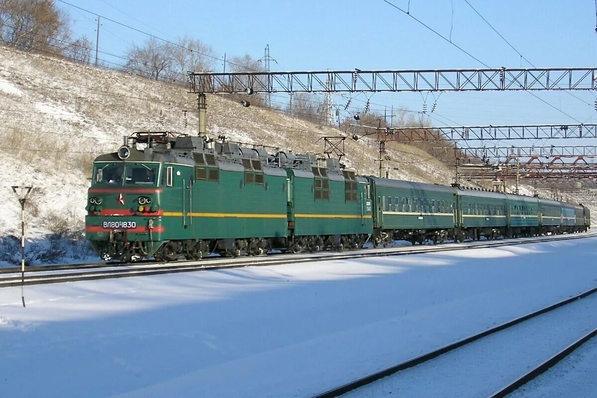 Электровоз вагоны. Пассажирский электровоз вл80. вл80 с пассажирским поездом. зелёный электровоз вл80. поезд электровоз вл 80.