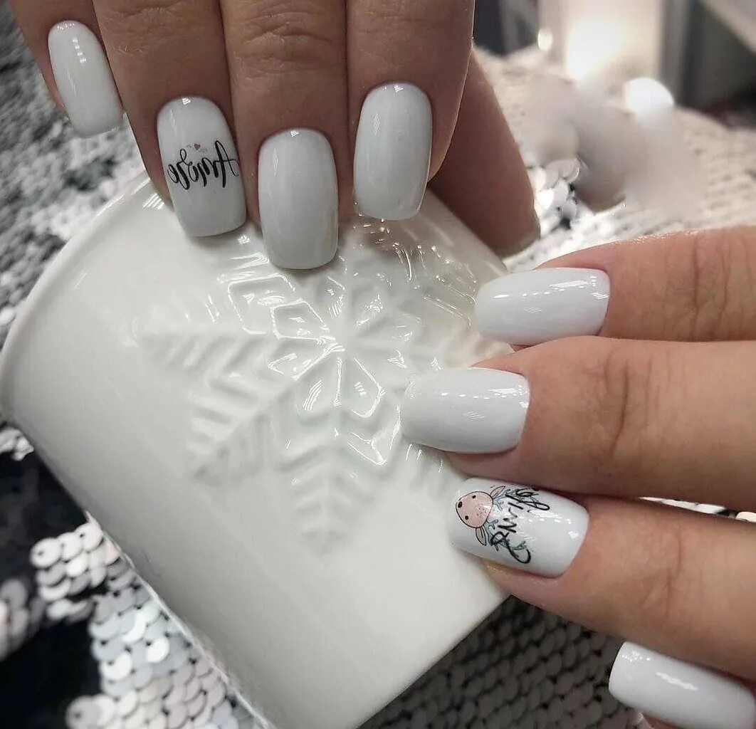 новогодний маникюр квадрат белый. новогодний дизайн ногтей. новогодний маникюр квадрат белый. ногти белые с серебром. новогодний маникюр на короткие ногти.