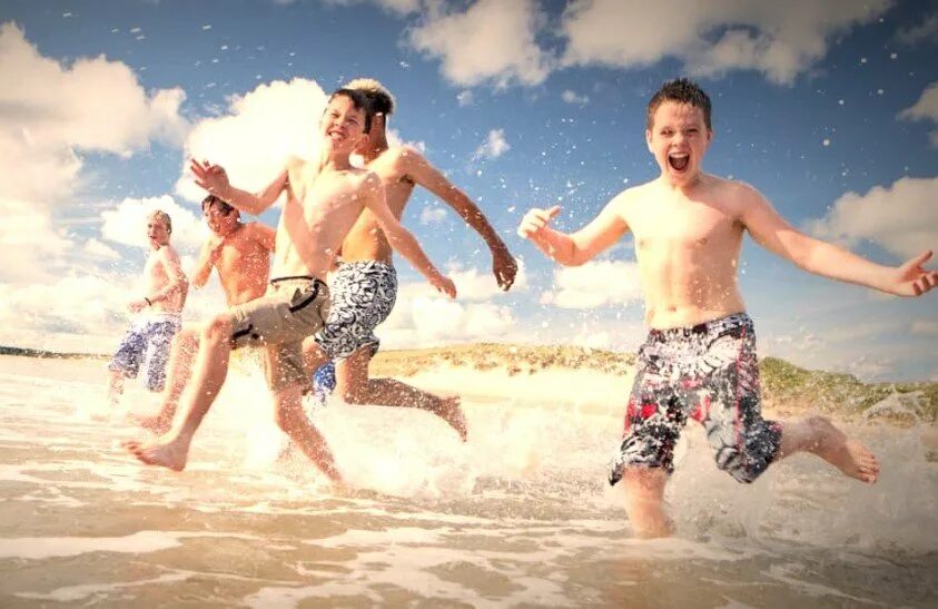 Какой купается на пляже. Купаться летом. Люди купаются в море. Летние развлечения. Дети бегут в море.