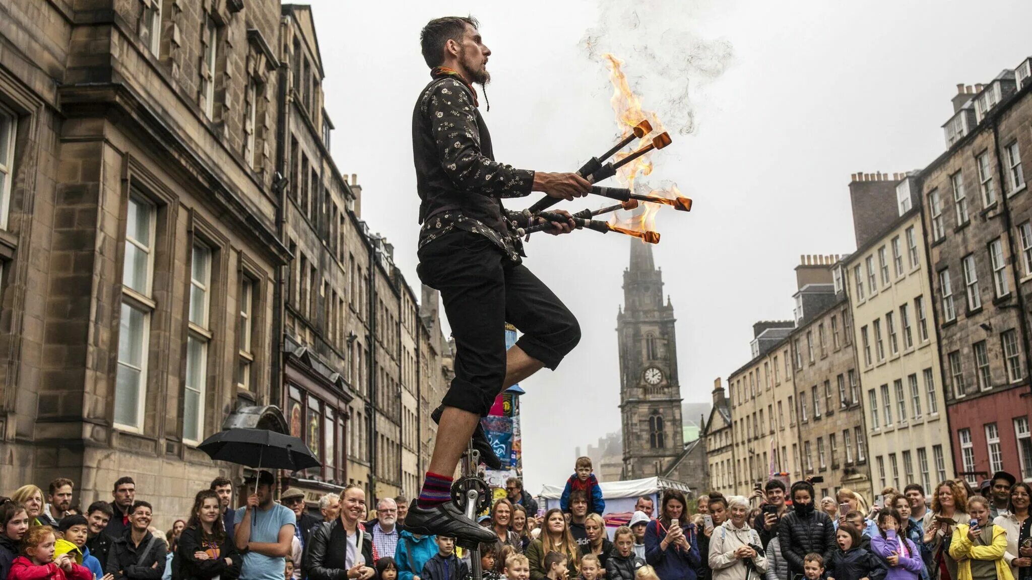 Fringe festival in edinburgh. Фестиваль фриндж в великобритании. Фестиваль фриндж в великобритании. Эдинбургский фестиваль в шотландии. Эдинбургский фестиваль в шотландии.