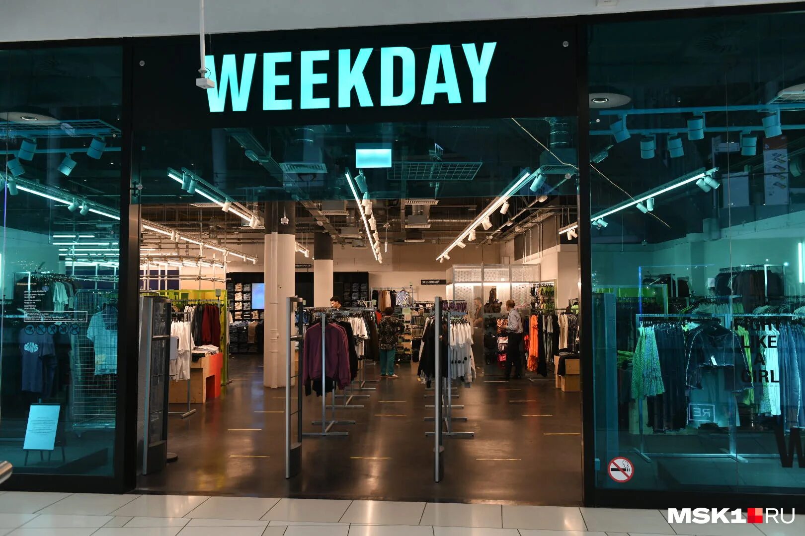 Weekday одежда. Weekday Авиапарк. Бренд Weekday. Weekday shop. Магазин Weekday в Саратове.