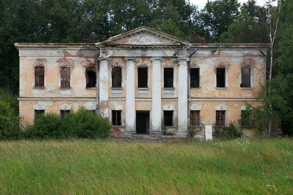 Его семья жила в усадьбе около деревни. Усадьба Гребнево призраки. Усадьба Гребнево Ковалев. Усадьба Гребнево 2022. Усадьба Гребнево Трубецкой Холл.