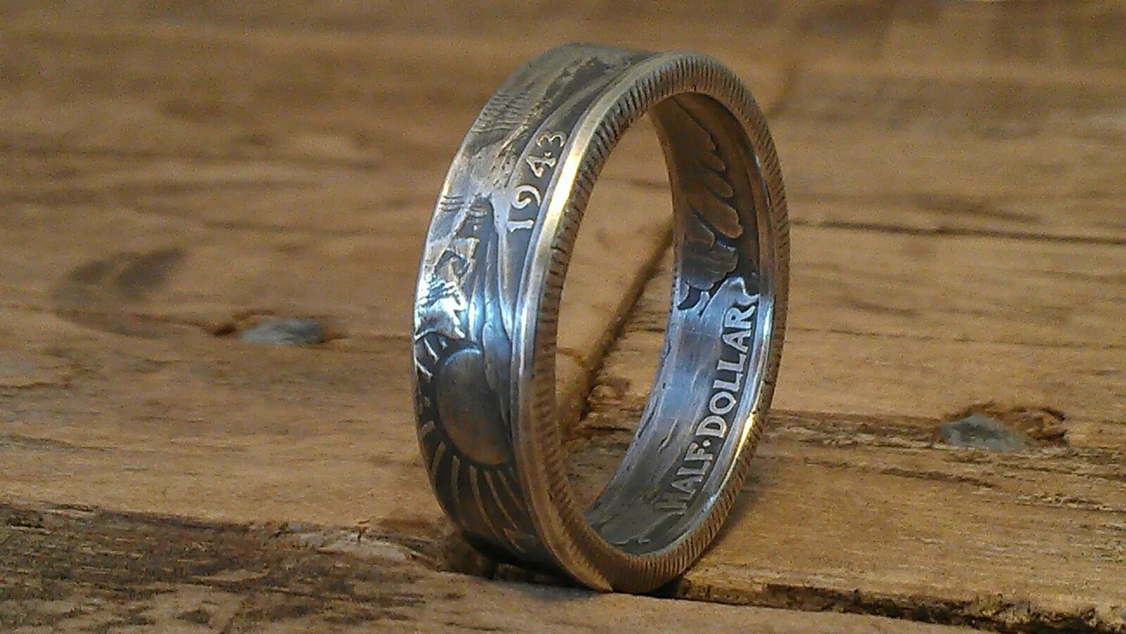 Из какого металла сделаны кольца. Кольцо из Геншина. Кольцо из монеты. Самодельное кольцо из монеты. Перстень из монеты.