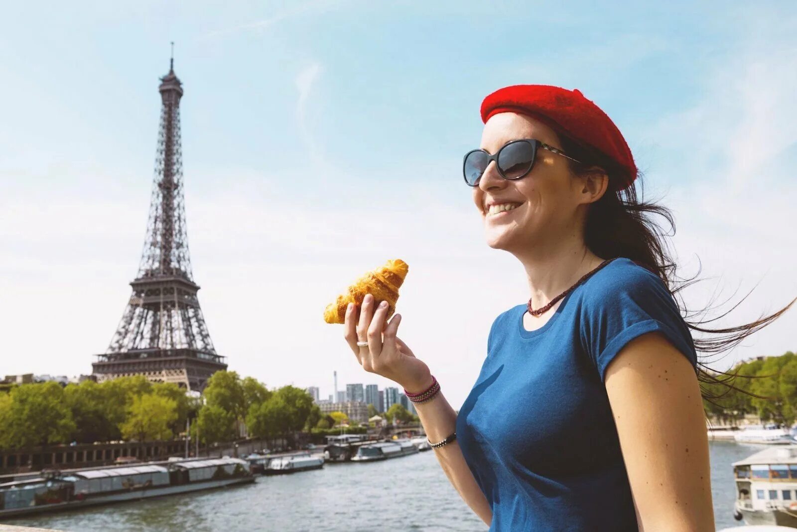 Сколько лет французов. Франция люди. Француз с багетом на фоне Эйфелевой башни. Девушка с круассаном. Девушка с круассаном в Париже.