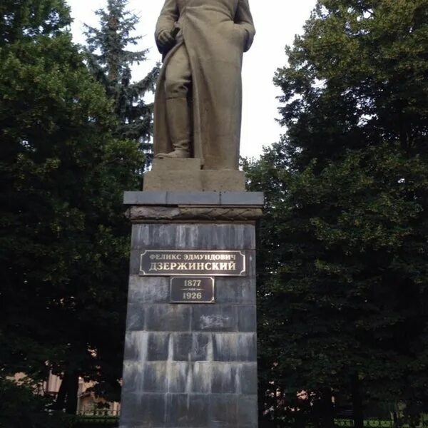 Памятник феликсу дзержинскому в москве. Памятник дзержинскому в лопухинском саду. Дзержинскому в уфе. Памятник дзержинского в москве. Где находится памятник дзержинского.