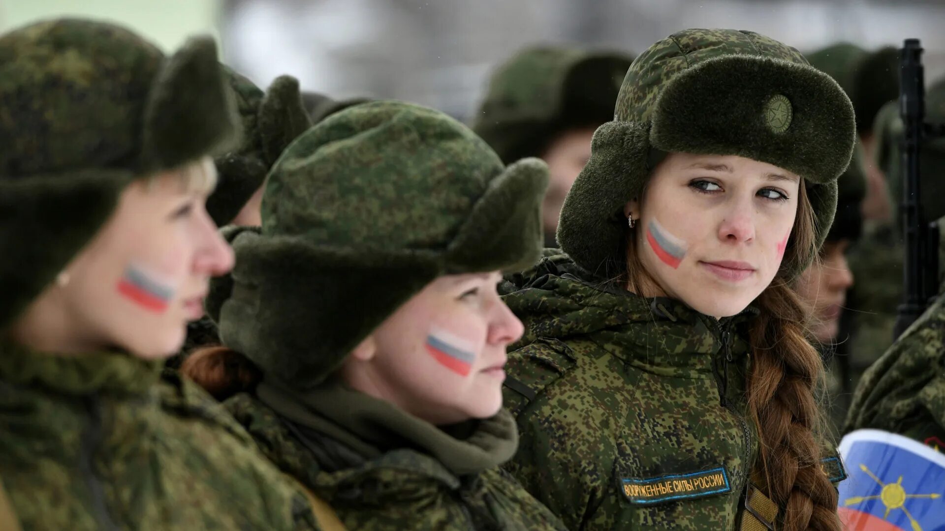 Женщины в Российской армии. Девушки военнослужащие. Женщины военнослужащие в России. Красивые девушки военные. Женщины идут в армию